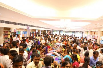 Raashi Khanna Launches Kasam Pullaiah Cloth Merchant in Warangal